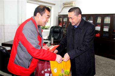 瀘州市委常委、政法委書記、常務(wù)副市長封安來公司慰問全國英模李長江