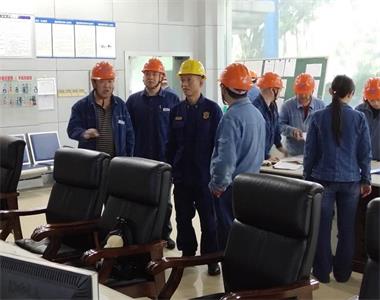 納溪區(qū)消防應(yīng)急救援大隊大隊長鄧開國一行檢查公司消防安全工作