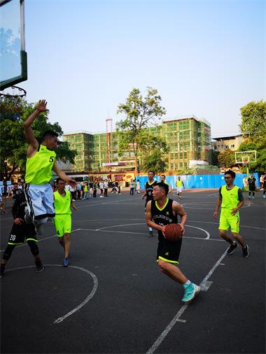 瀘天化股份公司與合江榕山中學舉行籃球友誼賽