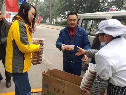 瀘天化股份公司工會慰問新系統(tǒng)裝置大修現(xiàn)場作業(yè)員工