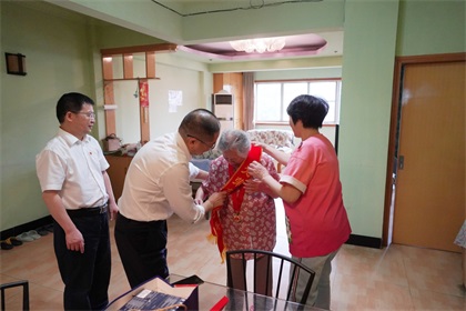 瀘天化股份公司江顯茀、吳永緒兩位老黨員獲“光榮在黨50年”紀(jì)念章