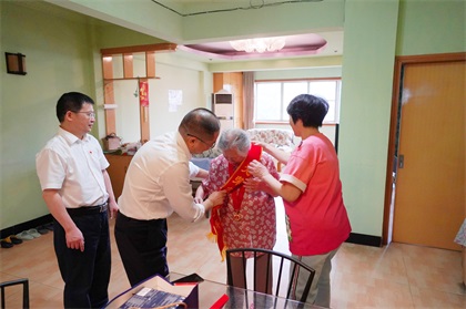 瀘天化股份公司江顯茀、吳永緒兩位老黨員榮獲“光榮在黨50年”紀(jì)念章