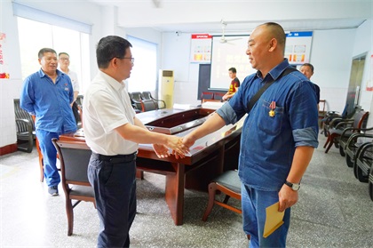 瀘天化股份公司開展“把黨的關(guān)愛送到老兵心中”暖心慰問活動