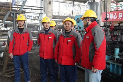 瀘天化股份公司黨委書記、董事長廖廷君深入大修現(xiàn)場為參戰(zhàn)將士加油鼓勁