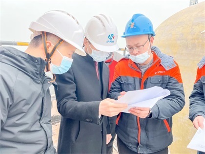 納溪區(qū)副區(qū)長向來富一行到瀘天化股份公司督導(dǎo)大氣污染防治工作