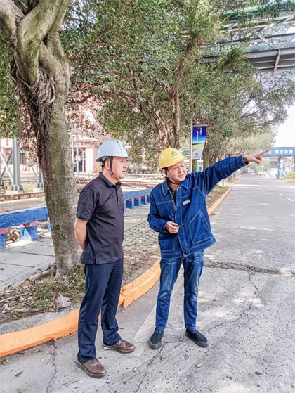 瀘天化股份公司監(jiān)事會(huì)主席羅航到生產(chǎn)現(xiàn)場(chǎng)調(diào)研