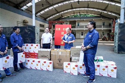 納溪區(qū)委副書記、區(qū)長(zhǎng)袁維榮帶隊(duì)來(lái)瀘天化股份公司開展“送清涼”慰問(wèn)活動(dòng)