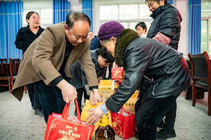 瀘天化股份公司赴古藺縣椒園鎮(zhèn)椒園村慰問(wèn)困難農(nóng)戶(hù)